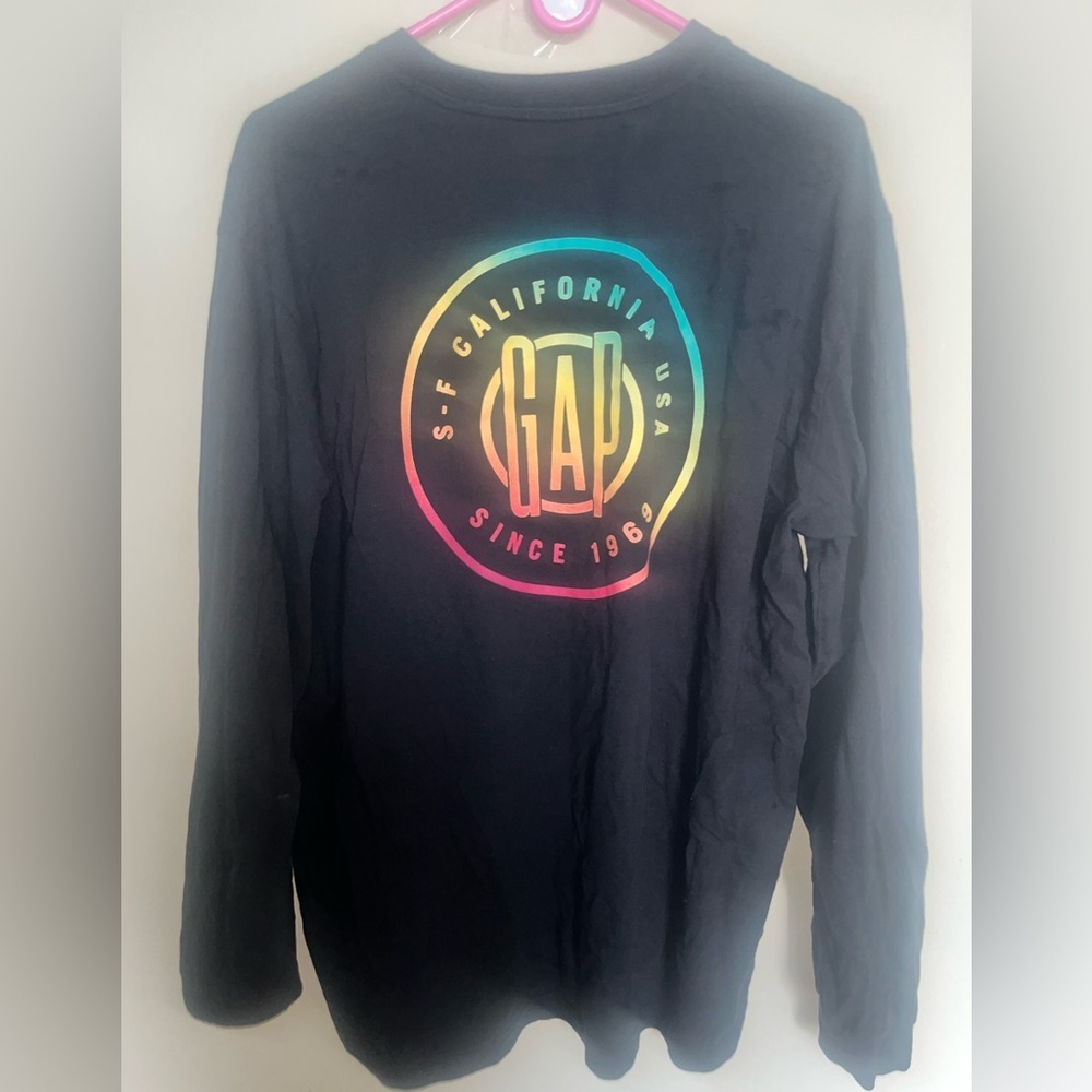 GAP black Tee with Multicolor Logo